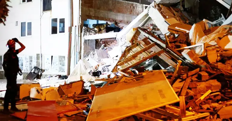 ভূমিকম্পে ভেঙে পড়া একটি ভবনের একাংশ